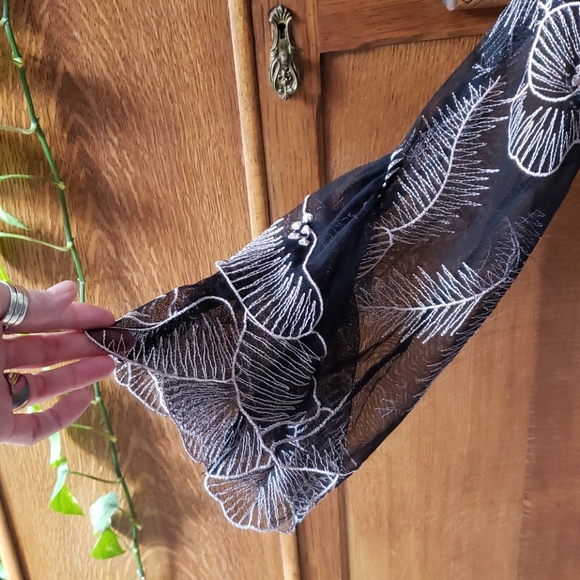 Beautiful embroidered blouse - Picture 4 of 6